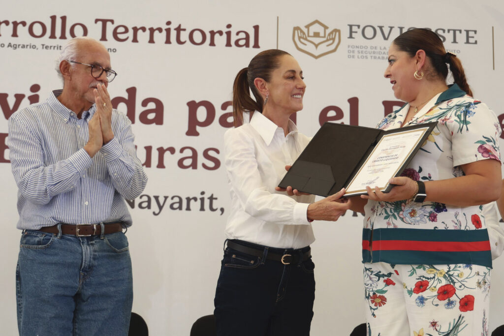 Sheinbaum entrega escrituras y constancias de reducción de créditos Infonavit en Tepic