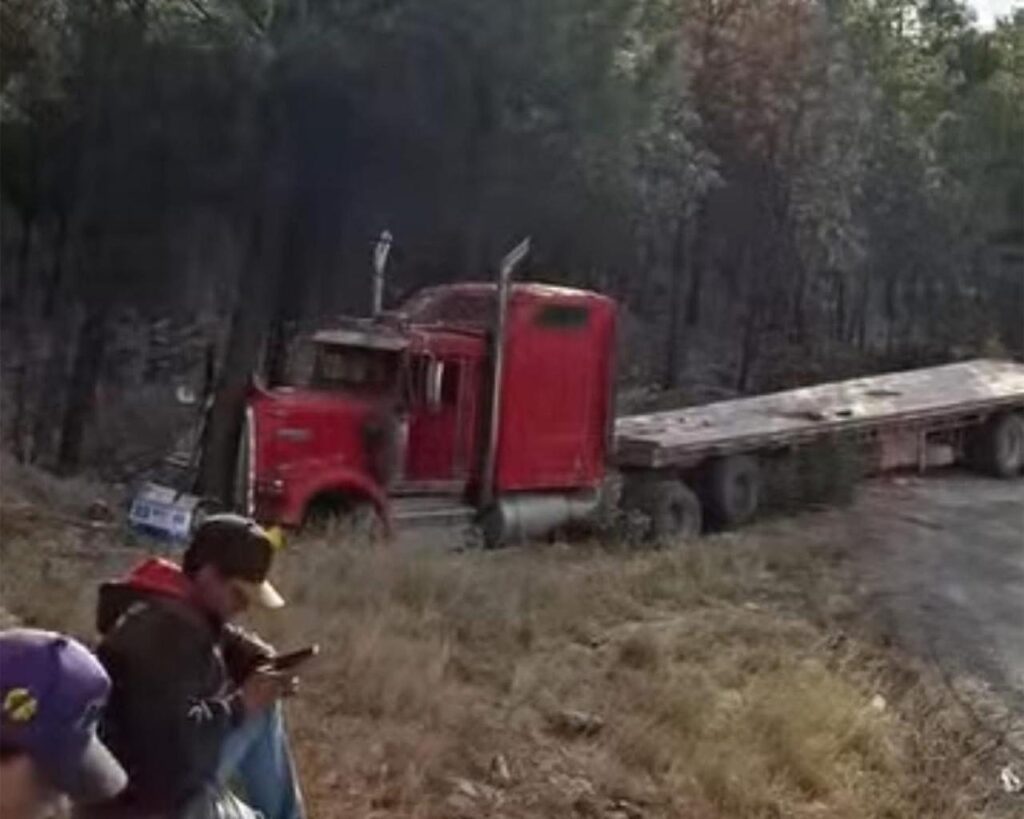 Le fallan los frenos y se incrustra vs pinos, carretera Guadalupe y Calvo