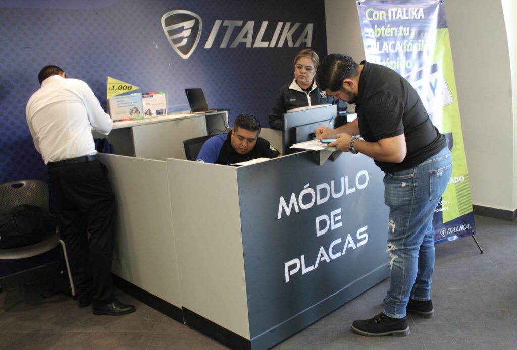 Jalisco amplía el emplacamiento de motocicletas con módulos en tiendas departamentales
