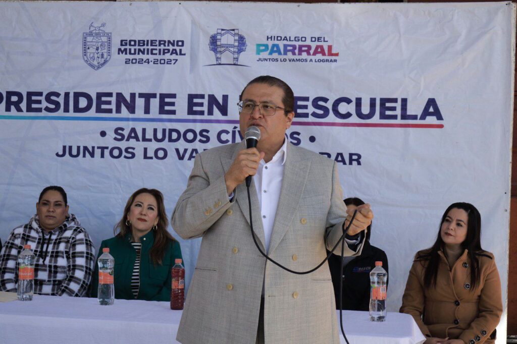 Encabeza Salvador Calderón saludo cívico en la Escuela Jesús Coello Avendaño