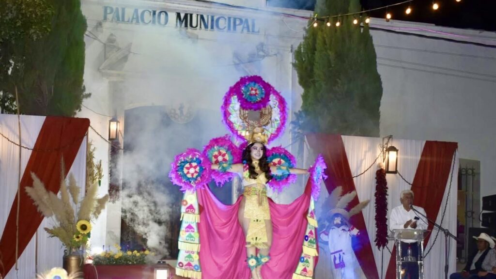 Peñón Blanco celebra el desfile de trajes típicos rumbo a las Fiestas Patronales 2025