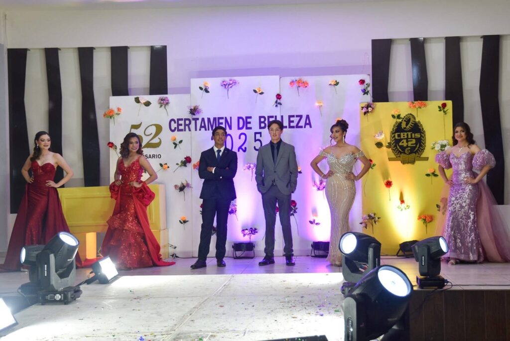 Coronan a los nuevos representantes del CBTis 42 en el festejo por su 52° Aniversario