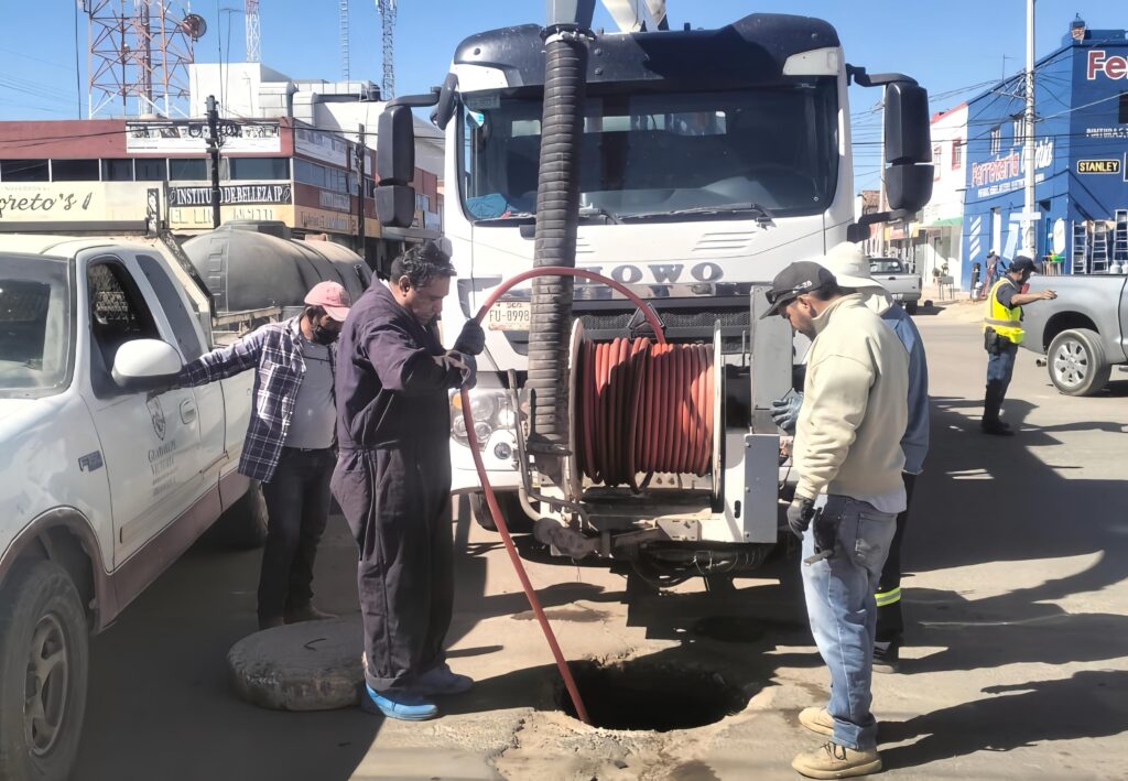 Realizan trabajos de desazolve en el centro de Guadalupe Victoria