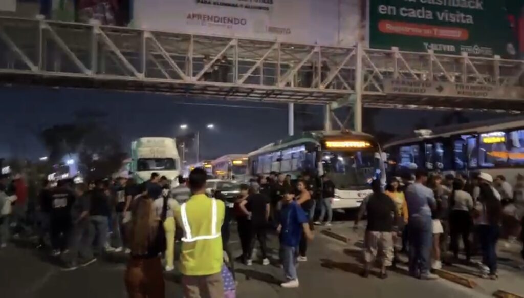 Colonias de Santa María Tequepexpan paralizan Periférico en protesta por nueva estación