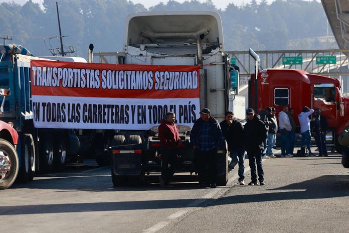 Productores agrícolas y transportistas levantan bloqueos tras reunión con SEGOB