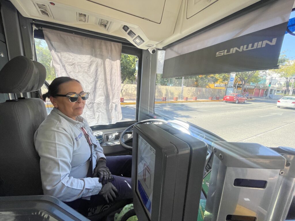 Jalisco moderniza la Ruta 3 del Tren Ligero con unidades eléctricas y personal femenino