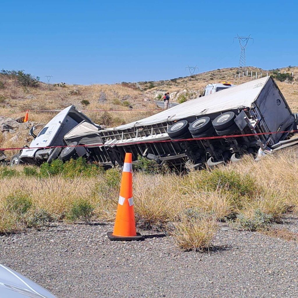 Seis personas fallecen en volcadura de tráiler en la carretera Gómez Palacio–Jiménez