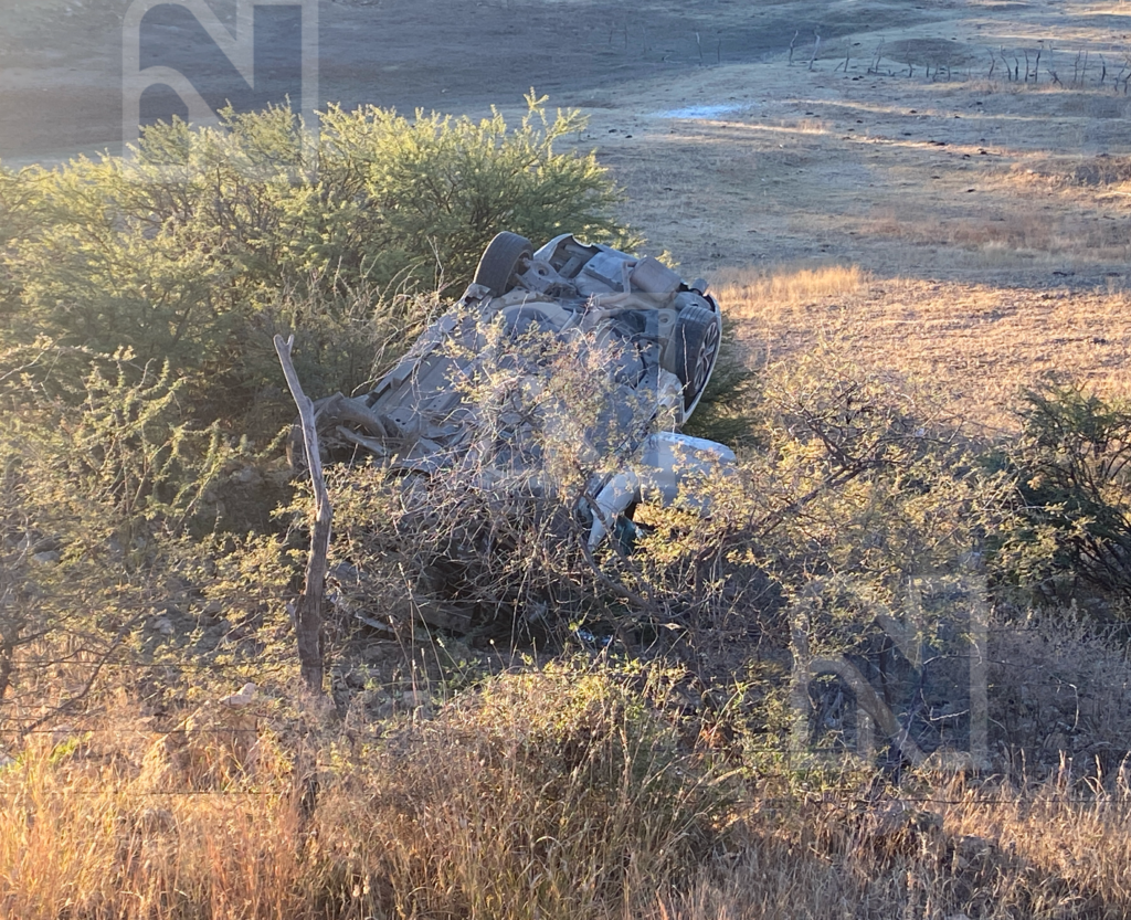 Vuelca vehículo en la carretera Parral–Valle de Allende; no se reportan lesionados