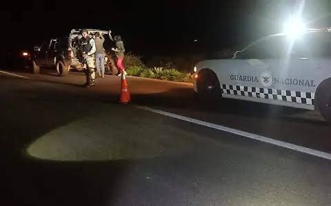 Sujetos armados despojan a automovilistas de su vehículo en la carretera a Parral