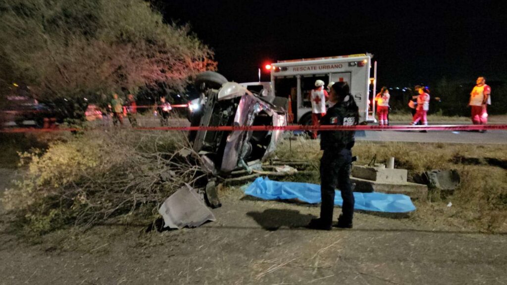 Muere mujer en fuerte volcadura sobre el Lombardo Toledano