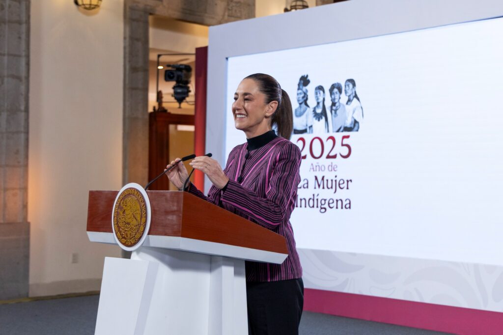 Sheinbaum cuestiona aumento de salario de diputados y defiende revocación de mandato
