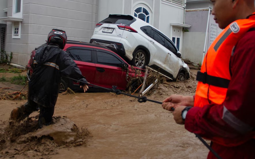 Inundaciones y deslizamientos dejan cerca de 70 muertos en Indonesia