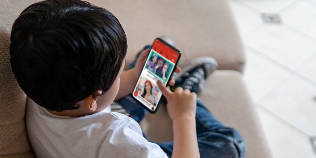 Francia impulsa ley para prohibir redes sociales a menores y adolescentes