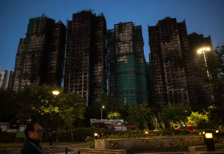 Suman 128 muertos y 8 detenidos tras incendio en complejo residencial de Hong Kong