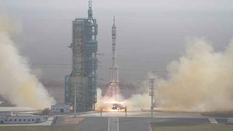Nave Shenzhou 22 es lanzada para rescatar a astronautas varados en el espacio
