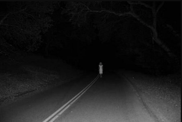 Automovilista capta a presunto “niño fantasma” en carretera