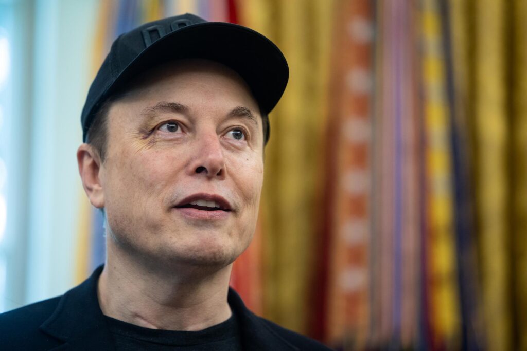 Accionistas de Tesla aprueban pago histórico de un billón de dólares para Elon Musk