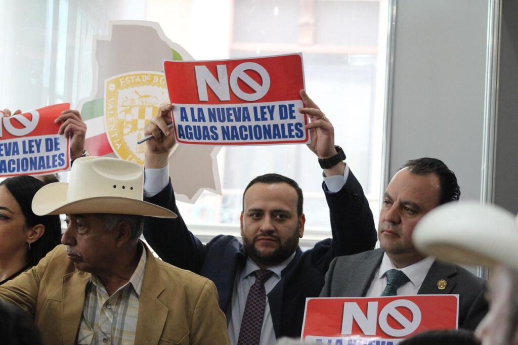 Arturo Medina, del PRI, detiene sesión del Congreso; saca a diputados a atender a campesinos