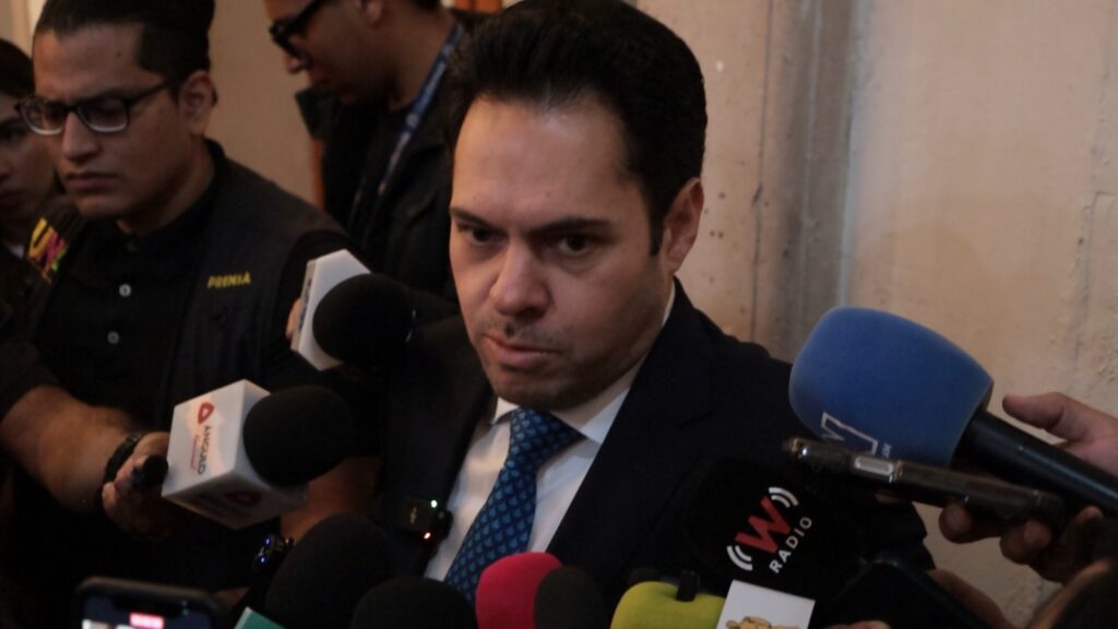 Mojica critica bajo presupuesto federal en salud y propone vacunación universal y gratuita