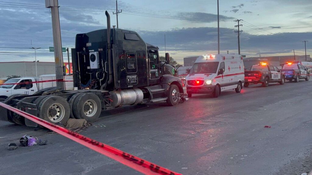 Muere motociclista aplastado por trailero