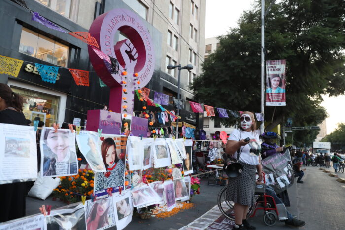 Colectivos colocan ofrenda en honor a víctimas de feminicidios y desaparecidas en México