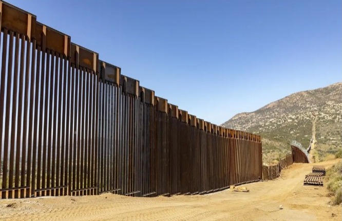 Confirman la muerte de una mujer al caer del muro fronterizo entre Tijuana y San Diego