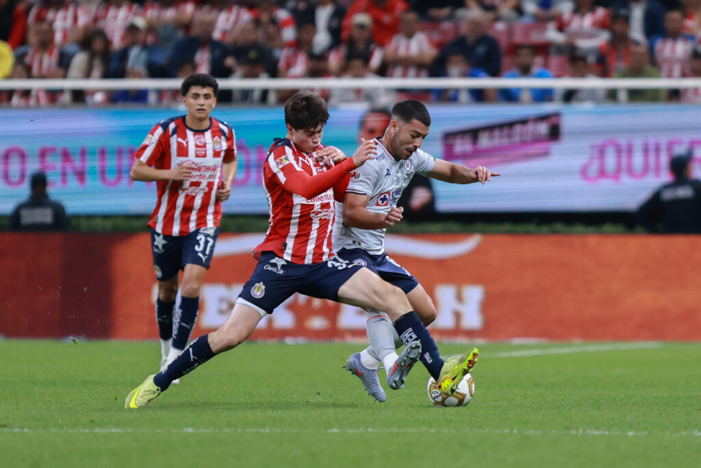Empate sin goles deja todo para el partido de vuelta entre Chivas y Cruz Azul
