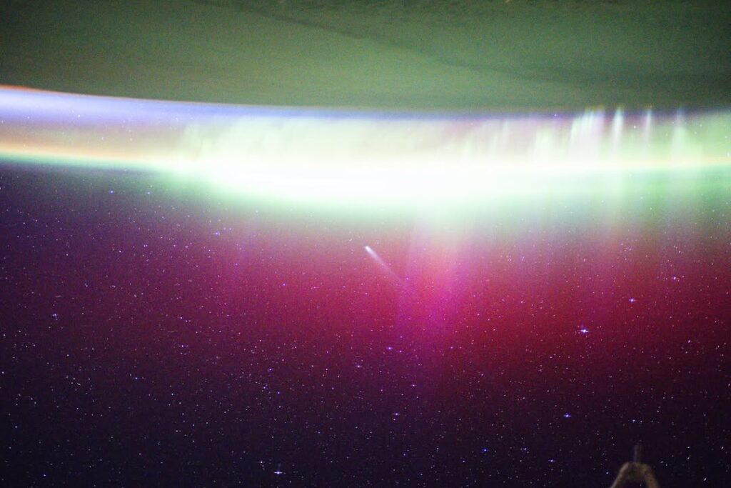 Espectáculo espacial: Astronautas capturan cometas y aurora boreal impresionante
