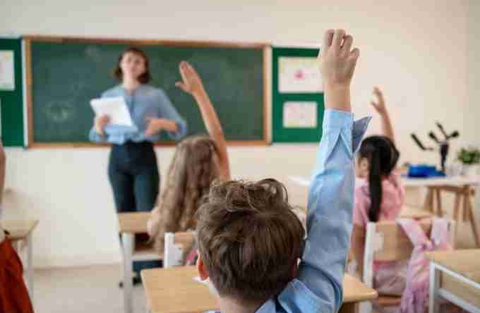 Profesora en India obliga a estudiantes a masajearle los pies