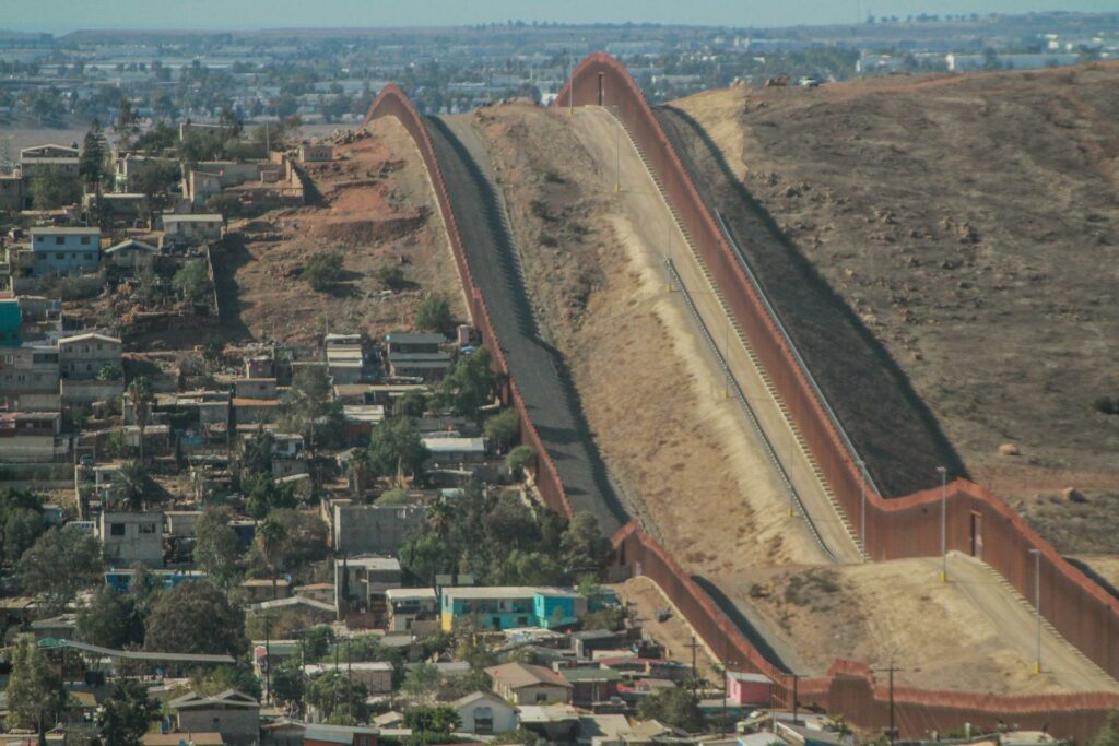 Cruces irregulares en la frontera EE.UU.–México caen 79 % y alcanzan mínimo histórico
