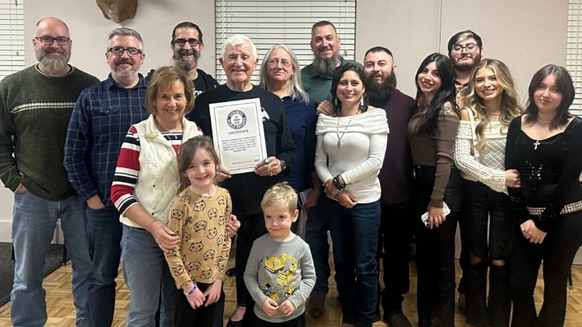 Familia adopta a abuelito de 74 años y lo convierte en el hijo adoptivo más viejo del mundo