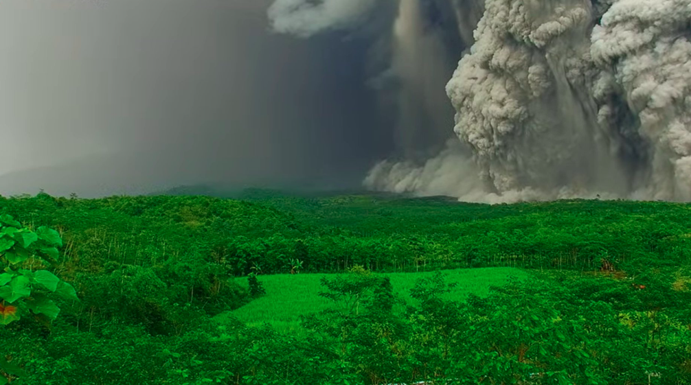 Volcán Semeru de Indonesia entra en erupción; activan alerta máxima
