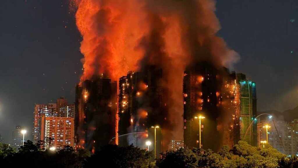 Incendio en complejo residencial de Hong Kong deja al menos 13 muertos y múltiples heridos