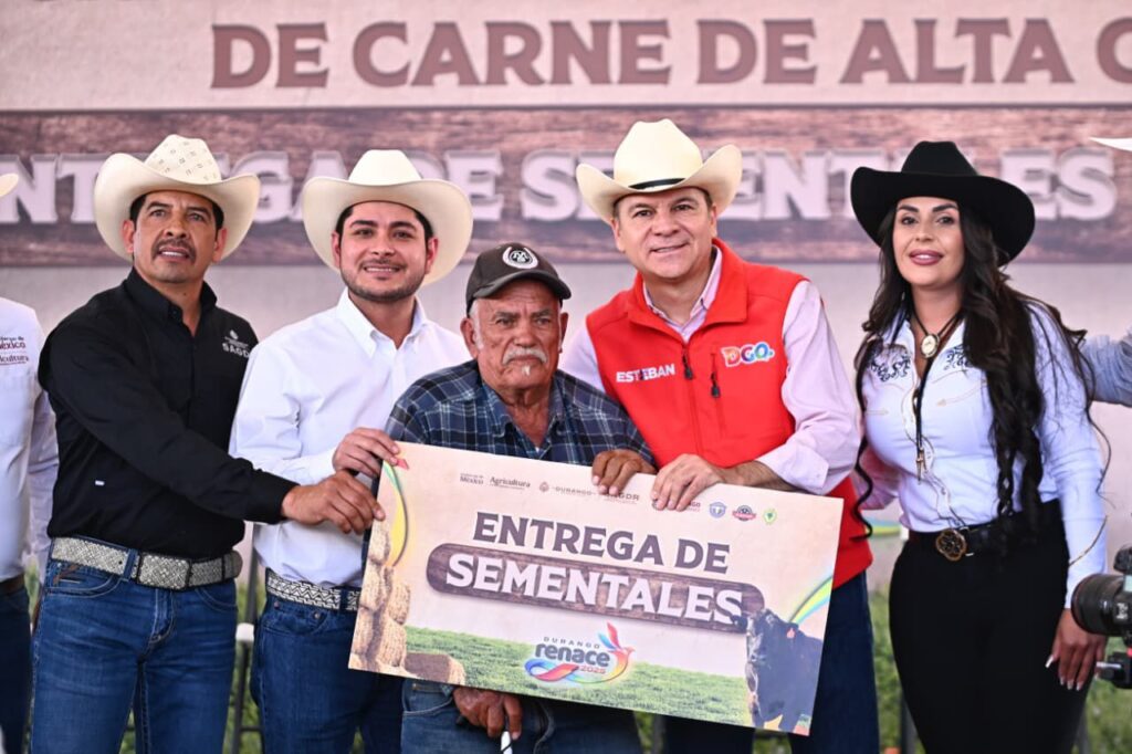 Entregan 162 sementales a ganaderos de seis municipios; Esteban Villegas y Gobierno Federal fortalecen la ganadería duranguense en Santiago Papasquiaro