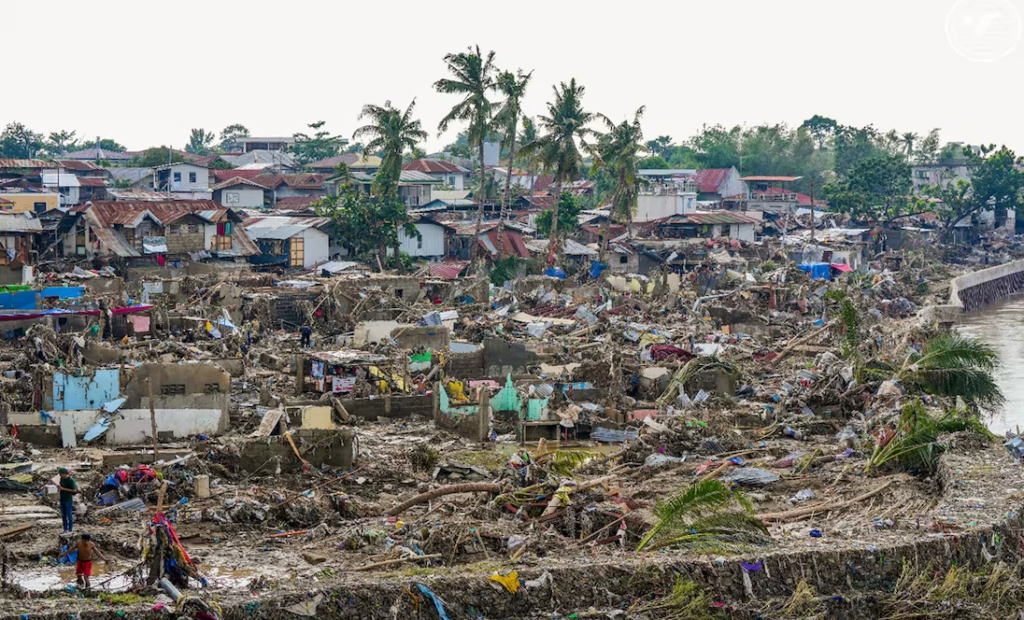 Filipinas evacúa a más de 100 mil personas ante el avance del supertifón Fung-wong