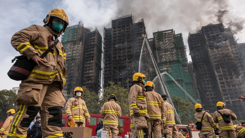 Sube a 65 el número de muertos tras incendio en residencial de Hong Kong; hay tres detenidos