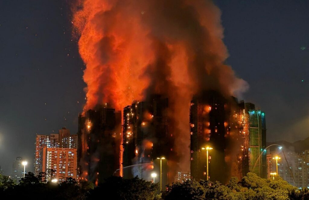 Incendio en complejo residencial de Hong Kong deja 36 muertos y 279 desaparecidos