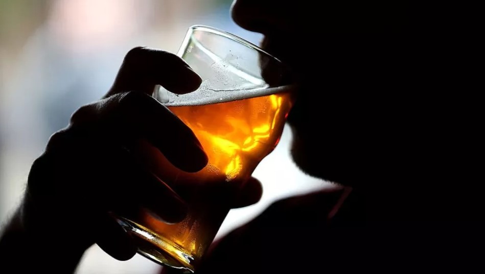 Esta es la edad exacta en que debes dejar el alcohol para salvar tu memoria