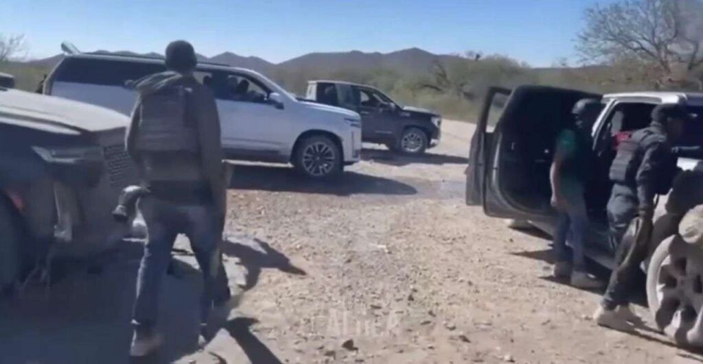 Se aproximan más policias pero con tenis (se lee en redes)