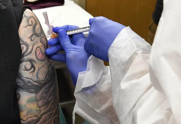 Estudio Revela que la Tinta de los Tatuajes Podría Alterar la Respuesta del Cuerpo a las Vacunas