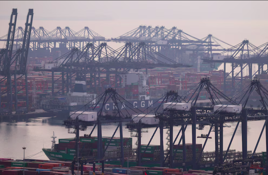 China suspende aranceles portuarios especiales a buques de EU
