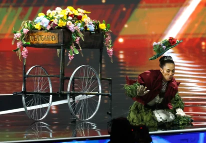 ¿Accidente planeado? Miss Gran Bretaña se cae en pasarela de Miss Universo 2025