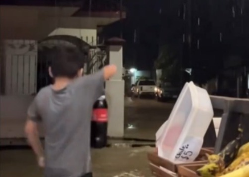 VIDEO: Niño desafía las calles inundadas por una Coca-Cola para comer