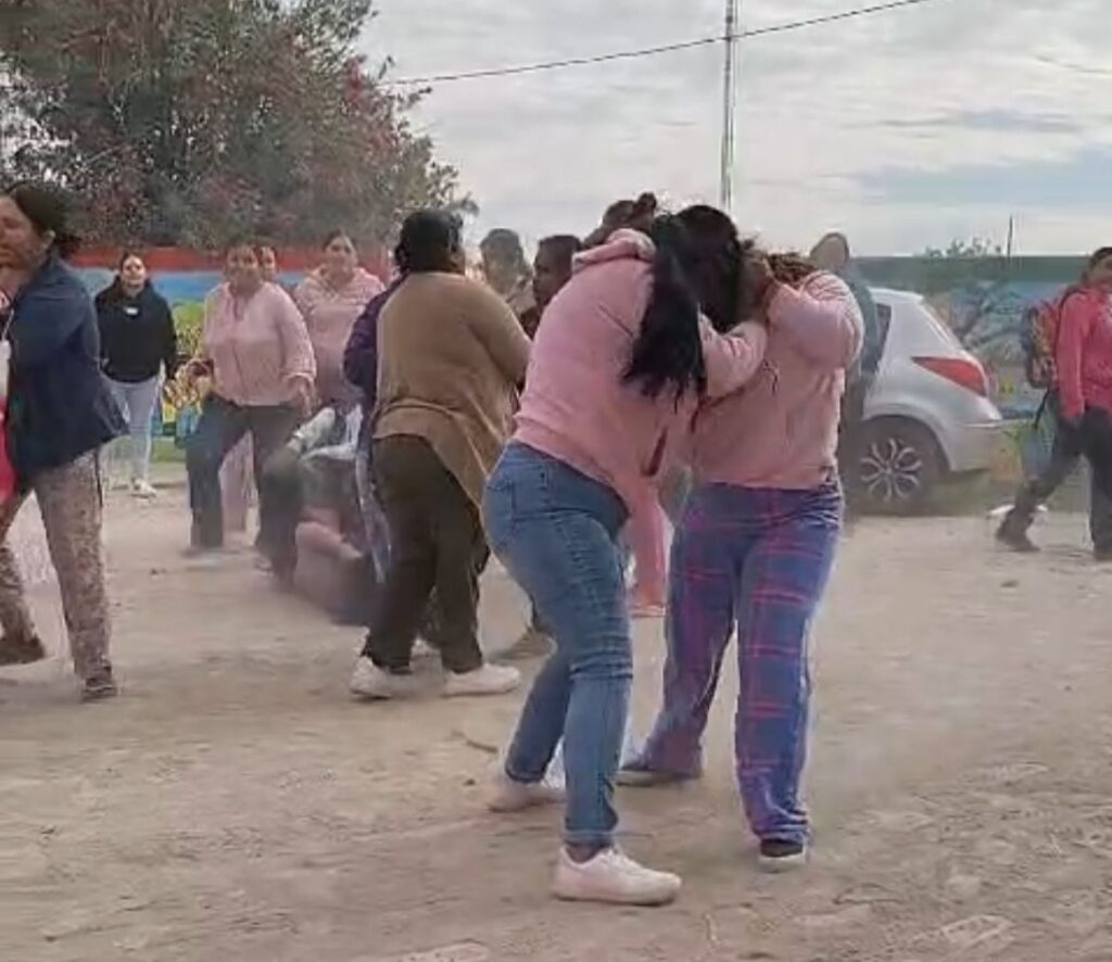 Confrontación Violenta entre Madres por Regreso de Docente en Lerdo; Secretaría de Educación investiga quejas y descarta tatuajes como causa