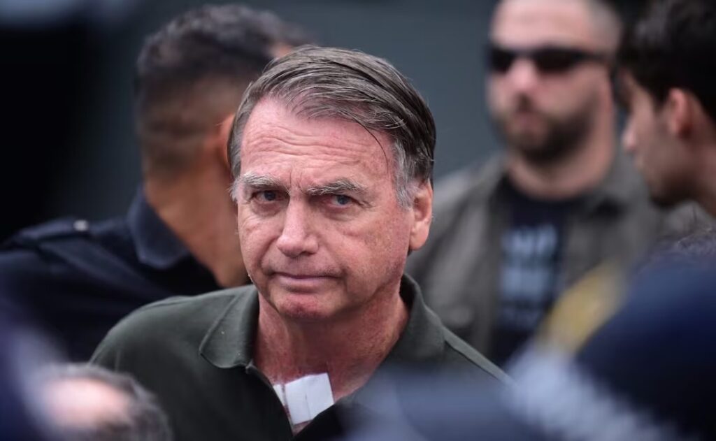 Defensa de Bolsonaro pide que cumpla su sentencia en prisión domiciliaria