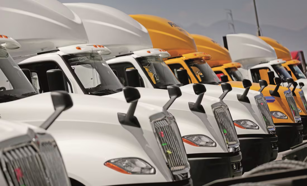 Entran en vigor aranceles de 25% a camiones y autobuses en EE.UU.; medida afecta a México