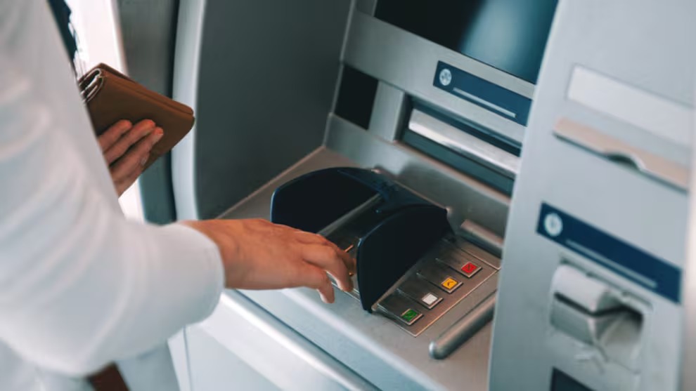 Anuncian nuevo requisito para retirar dinero del banco en 2026