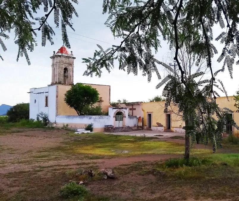 Hermana lo encuentra sin vida en la parcela