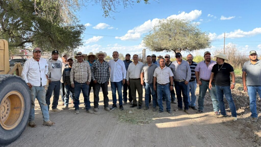 Mejoran caminos saca cosechas en comunidades de Poanas