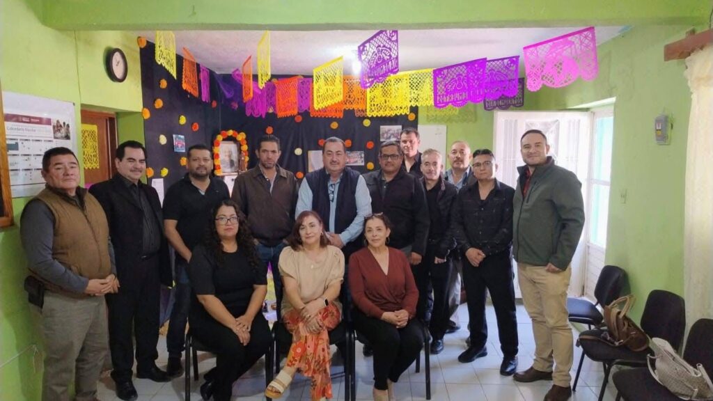 Recuerdan con emotivo homenaje al maestro Juan Avitia en Nuevo Ideal